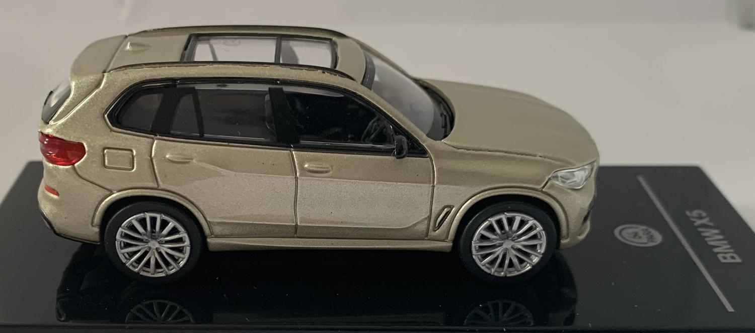 BMW X5 (G05) 2018 in sunstone metallic 1:64 scale model from Paragon Models