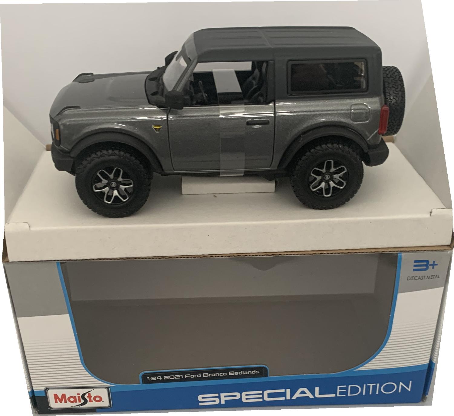 Ford Bronco Badlands 2021 in grey 1:24 scale model from Maisto,   the car is approx. 18 cm long and the presentation box is 23 cm long
