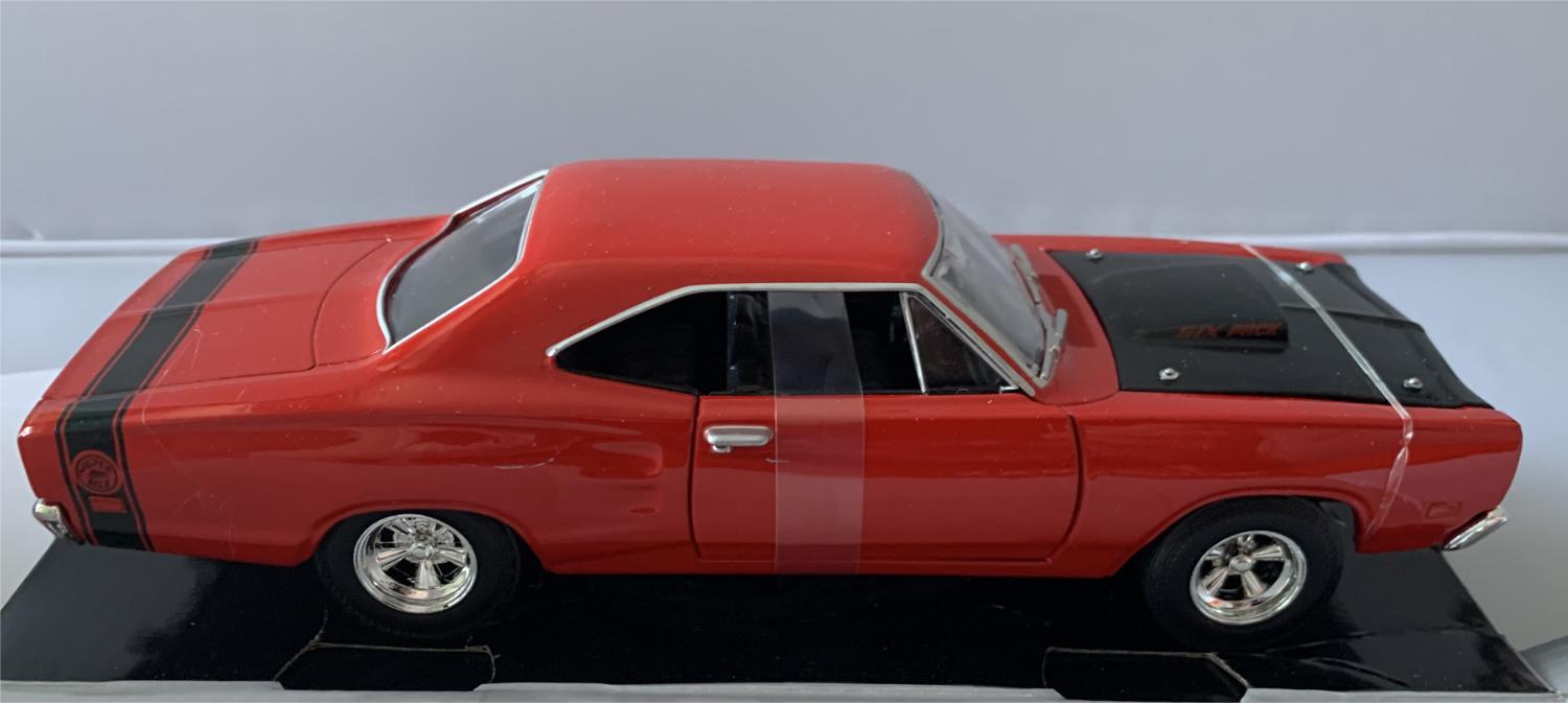 A good production of the Dodge Coronet Super Bee with detail throughout, all authentically recreated.  The model is  presented in a window display box, the car is approx. 22 cm long and the presentation box is 24½ cm long