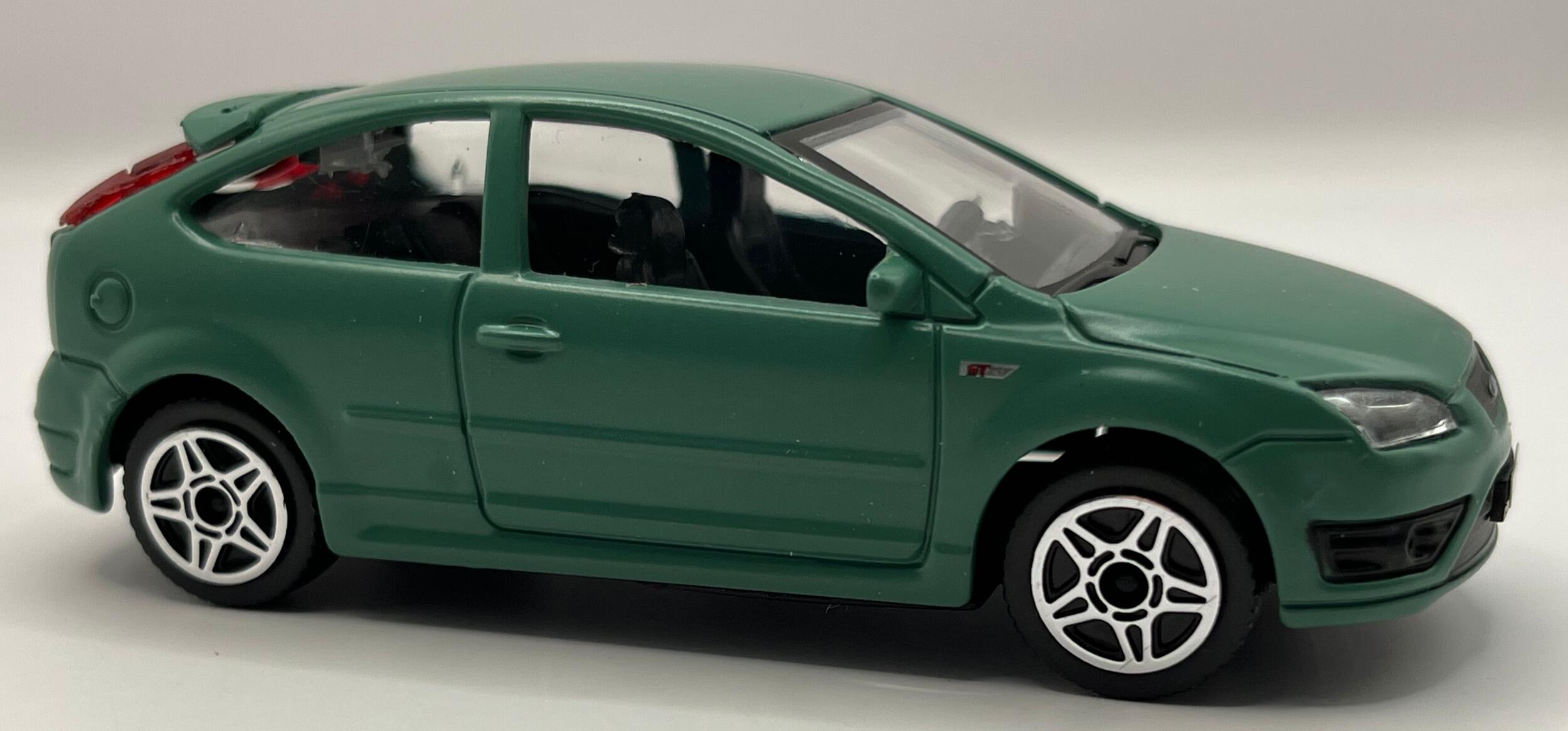 Ford Focus ST in green, 143 scale diecast car model from Bburago, 18