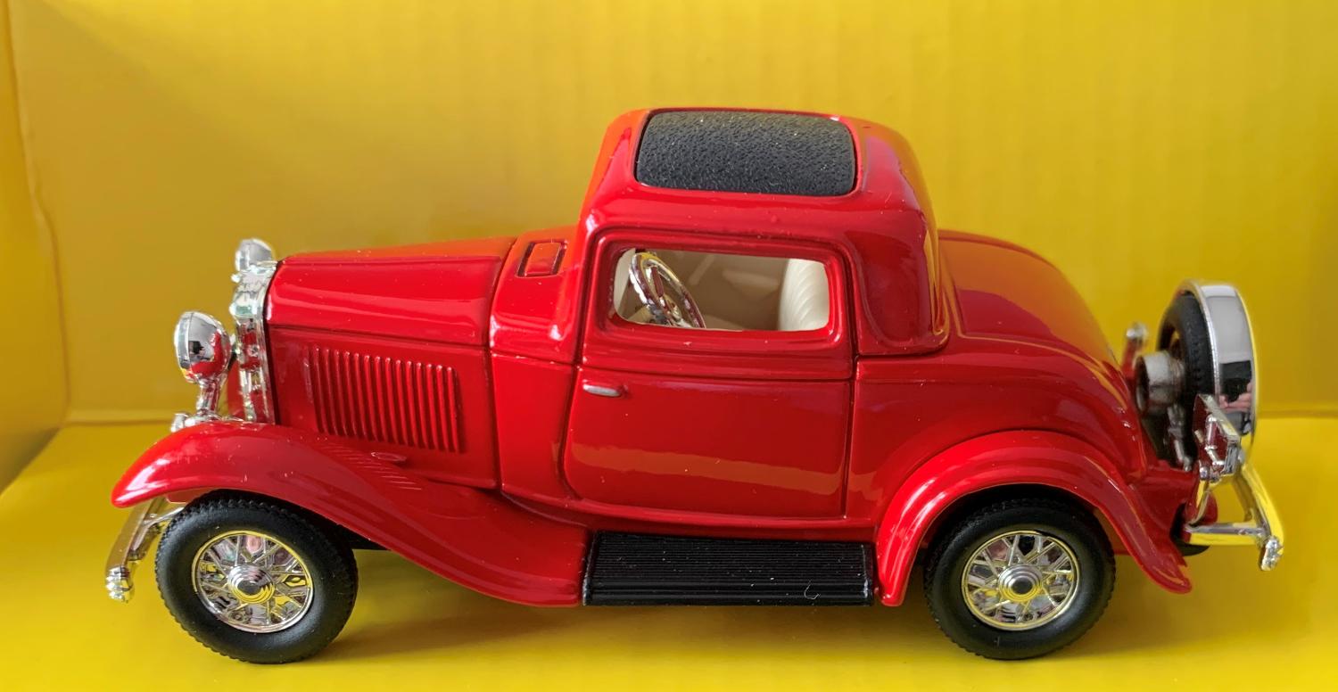 Ford 3 Window Coupe 1932 in red 1:43 scale model from Road Signature