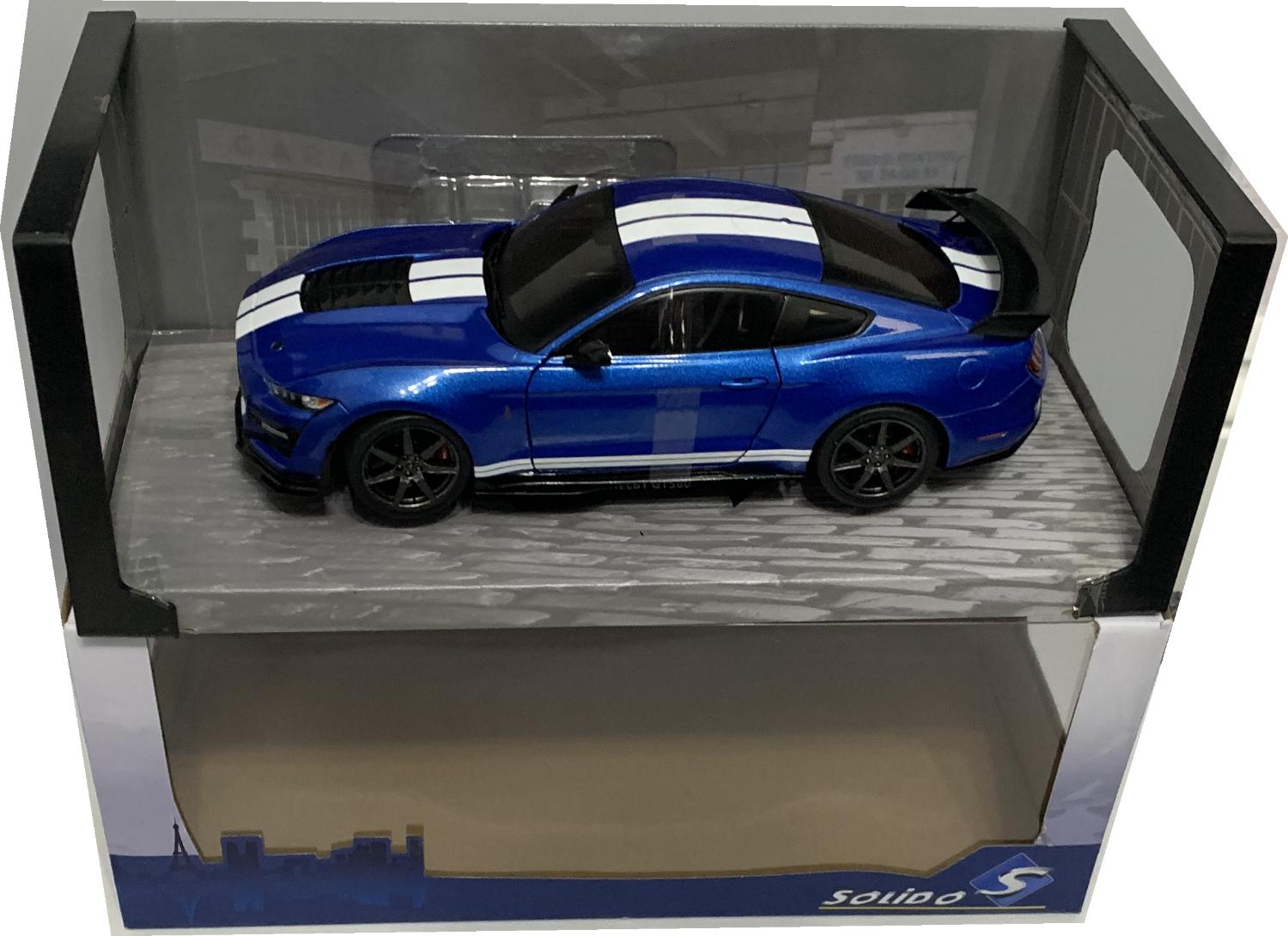 An excellent scale model of the Ford Mustang Shelby GT500 Fast Track with high level of detail throughout, all authentically recreated.  Model is presented in a window display box.  The car is approx. 26 cm long and the presentation box is 34 cm long