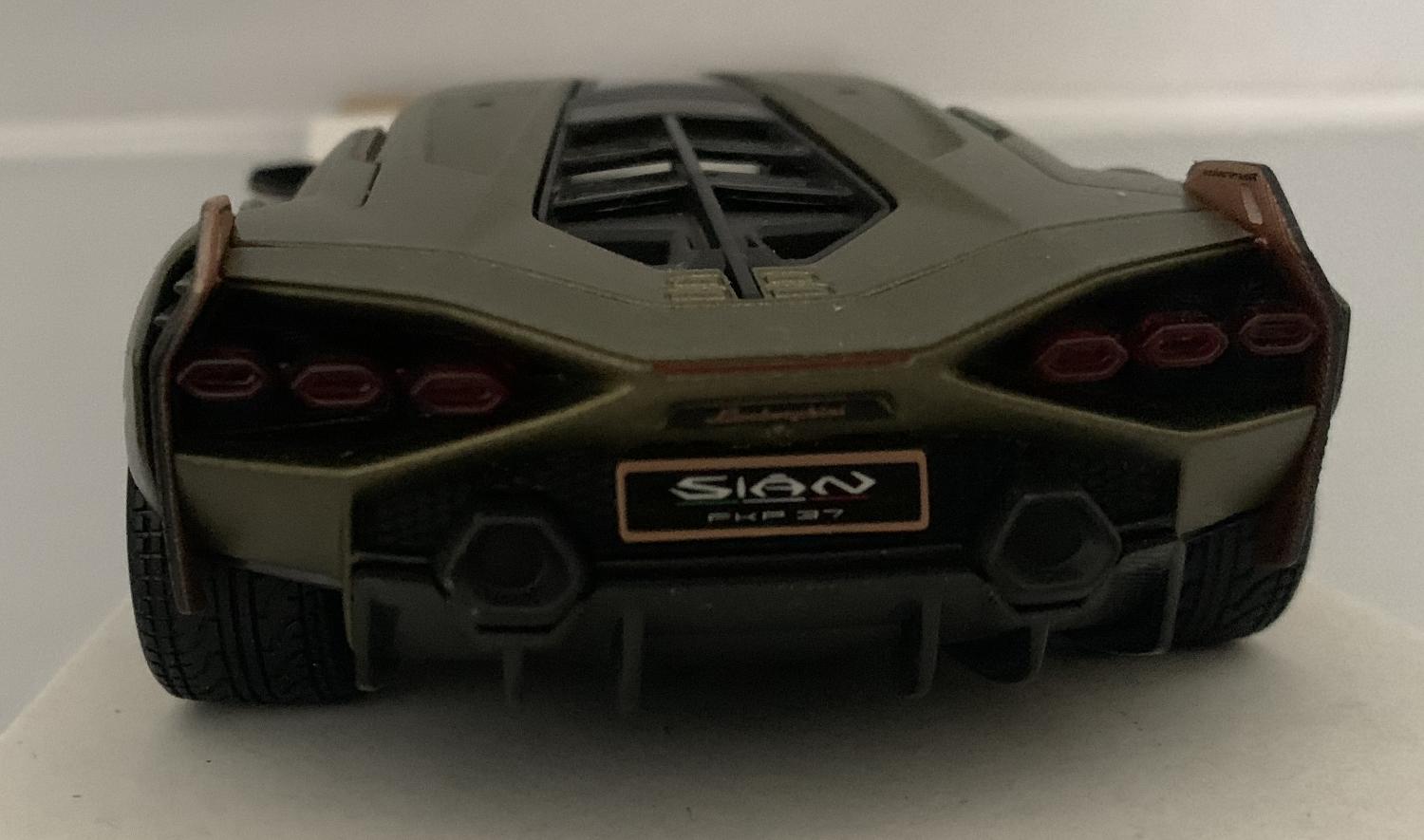 An excellent reproduction of the Lamborghini Sian FKP 37 with high level of detail throughout, all authentically recreated.  The model is presented in a window display box, the car is approx. 19.5 cm long and the presentation box is 23 cm long