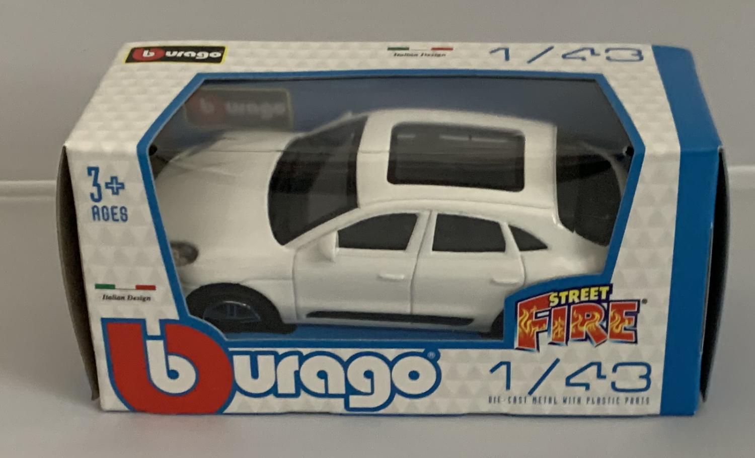 Porsche Macan in white 1:43 scale model from Bburago, streetfire