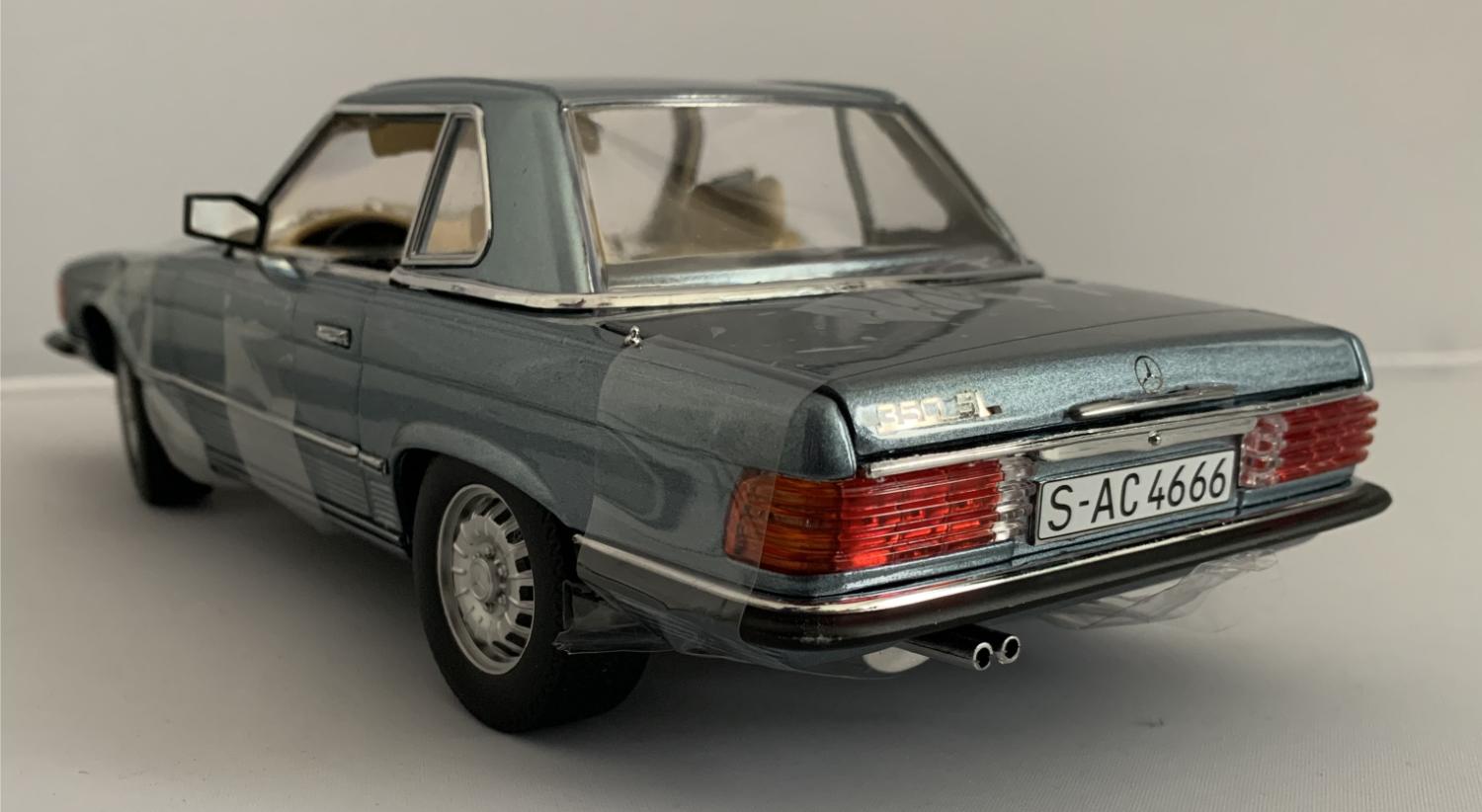 An excellent scale model of the Mercedes Benz 350 SL with high level of detail throughout, all authentically recreated. Model is presented in a box.  The car is approx. 24 cm long and the presentation box is 36cm long