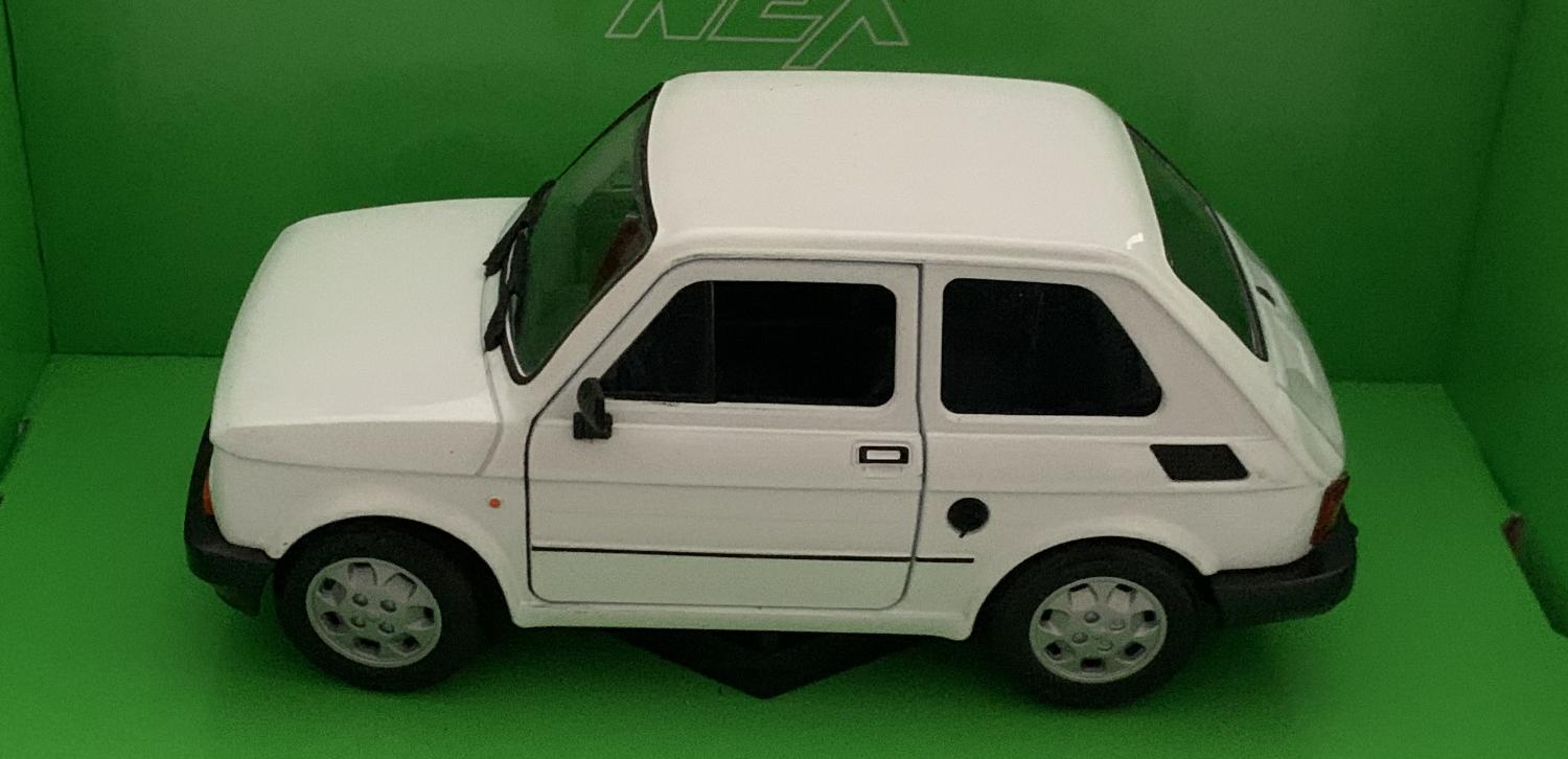 Fiat 126 in white 1:24 scale diecast model from Welly / NEX