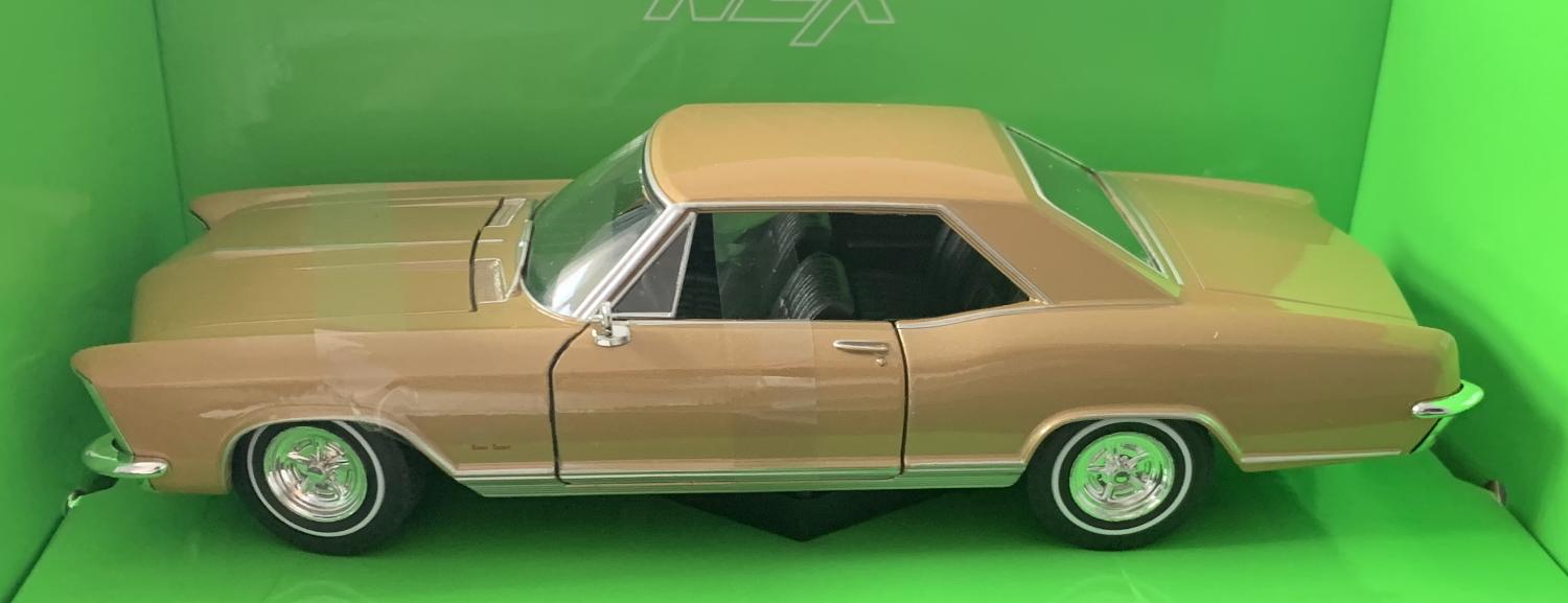 An excellent production of the Buick Riviera Gran Sport with high level of detail throughout, all authentically recreated. The model is presented in a window display box, the car is approx. 20 cm long and the presentation box is 23 cm long