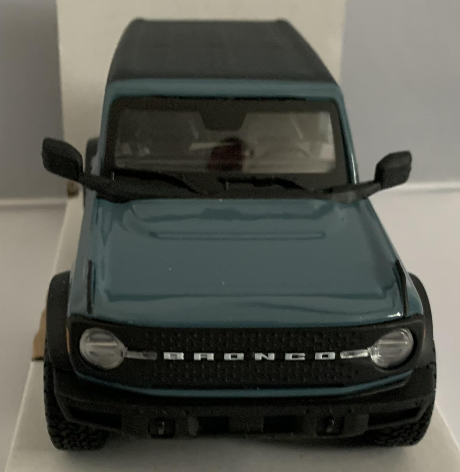 Ford Bronco Badlands 2021 in blue 1:24 scale model from Maisto