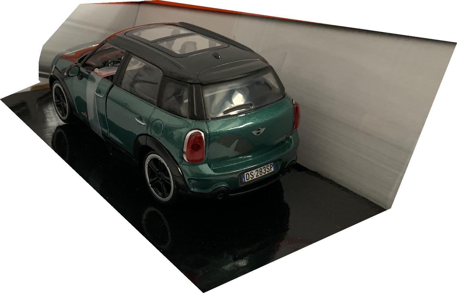 Mini Cooper S Countryman in green with black roof 1:24 scale model from Motormax, Opening driver and passenger doors, opening bonnet