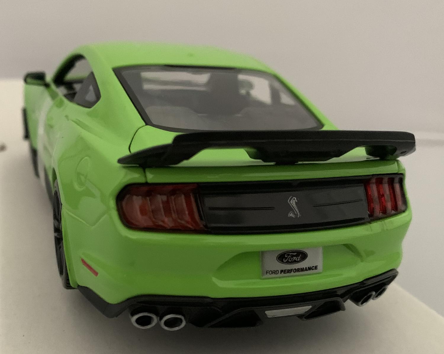 Ford Mustang Shelby GT500 2020 in green 1:24 scale model from Maisto