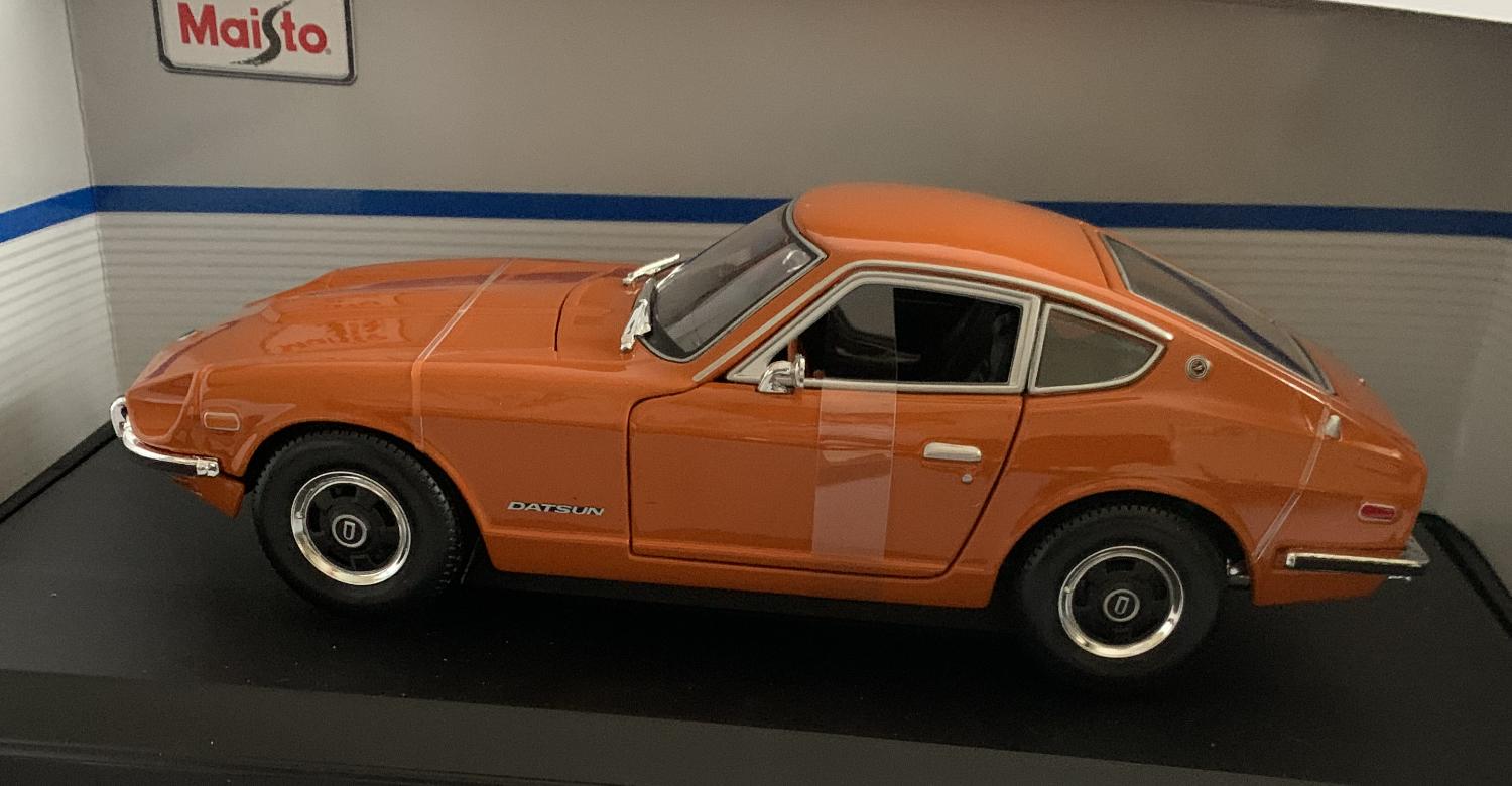 Datsun 240Z 1971 in orange 1:18 scale model from Maisto, 31170O