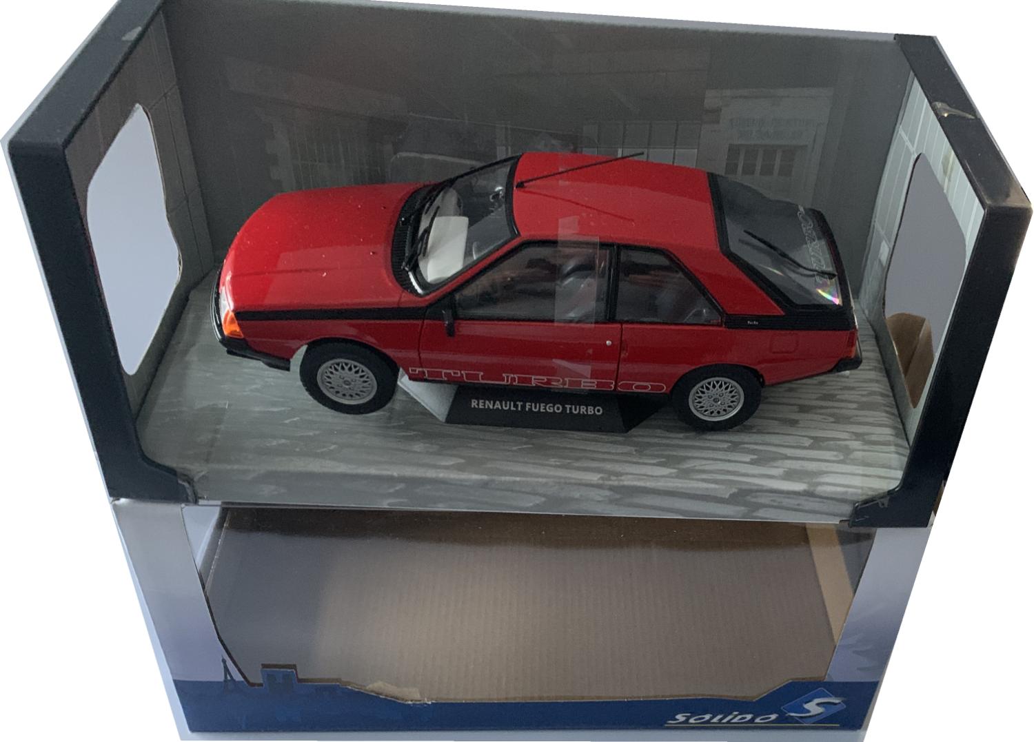 An excellent scale model of the Renault Fuego with high level of detail throughout, all authentically recreated.  Model is presented in a window display box.  The car is approx. 24 cm long and the presentation box is 31 cm long