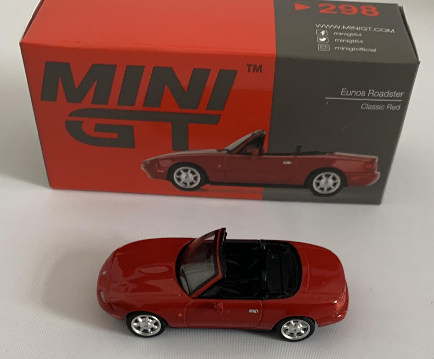A good reproduction of the Eunos Roadster with detail throughout, all authentically recreated. The model is presented in a box, the car is approx. 6 cm long and the box is 10 cm long