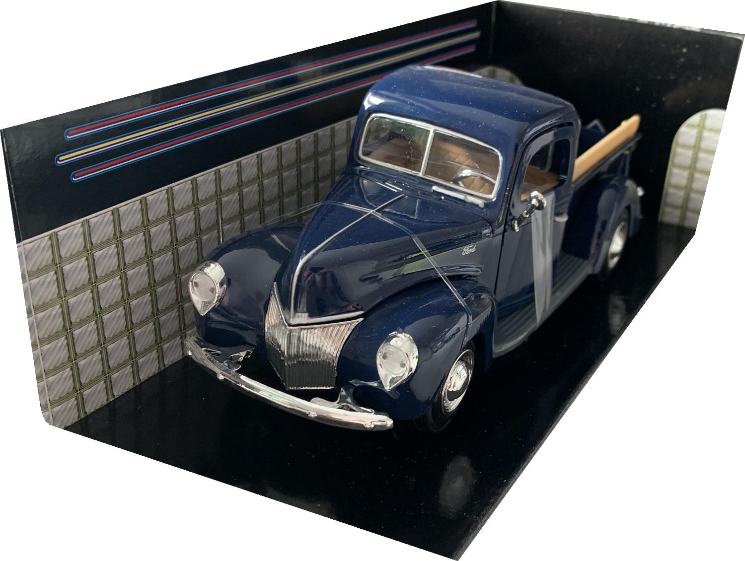 Ford Pickup 1940 in dark blue 1:24 scale model from Motormax