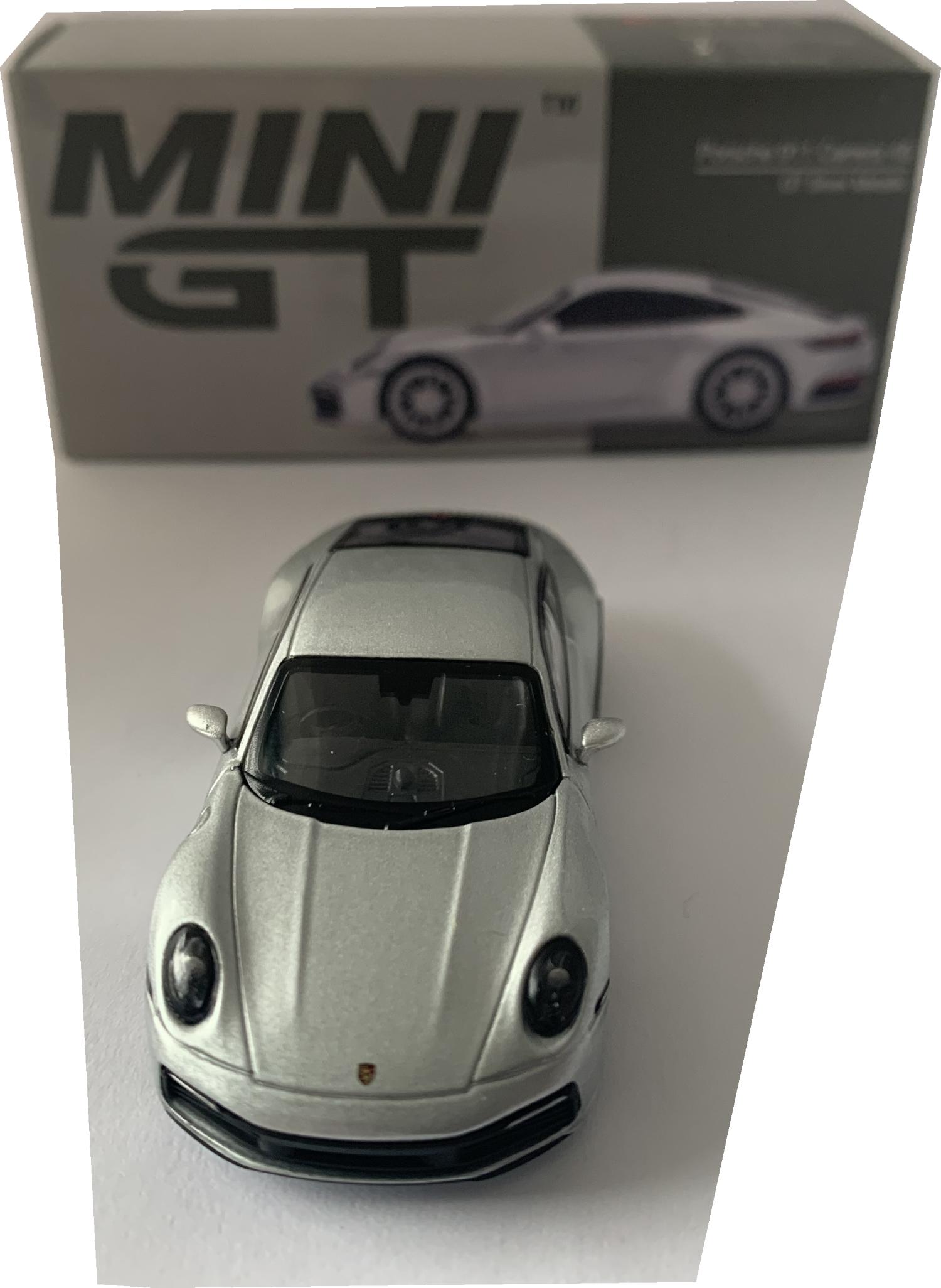 A good reproduction of the Porsche 911 Carrera 4S with detail throughout, all authentically recreated.  The model is presented in a box, the car is approx. 7 cm long and the box is 10 cm long