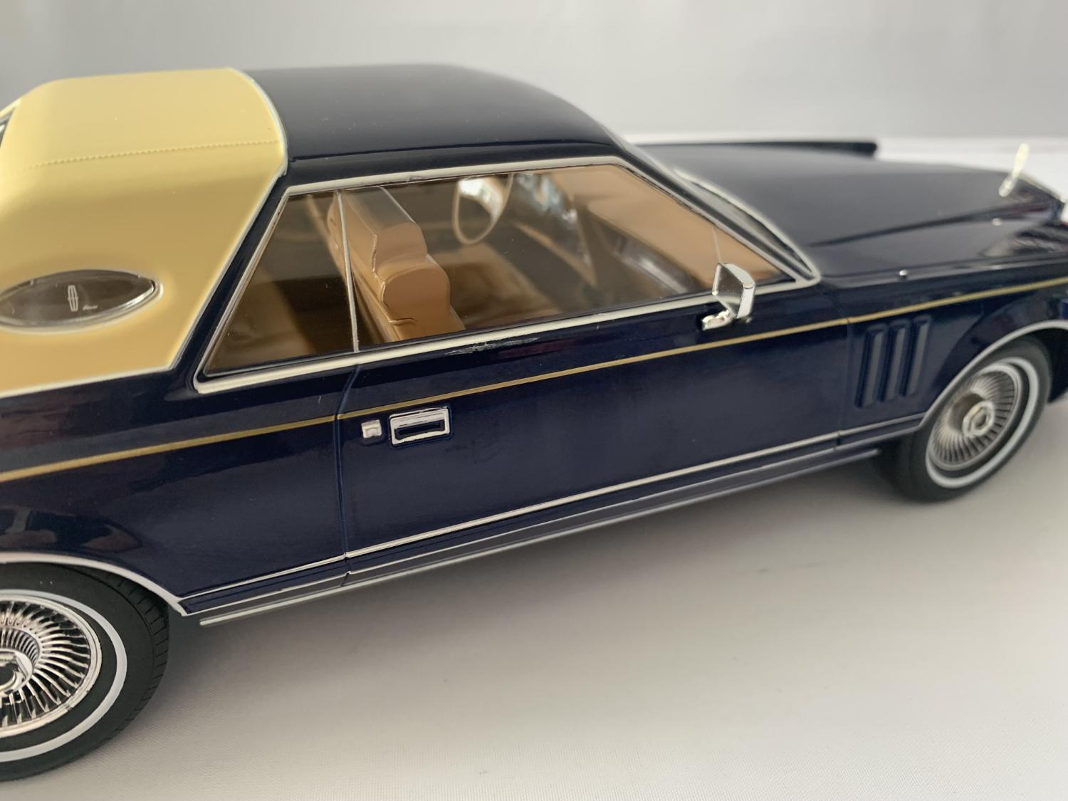 Lincoln Continental mk5 1977 in blue 1:18 scale model from Model Car Group, 18215