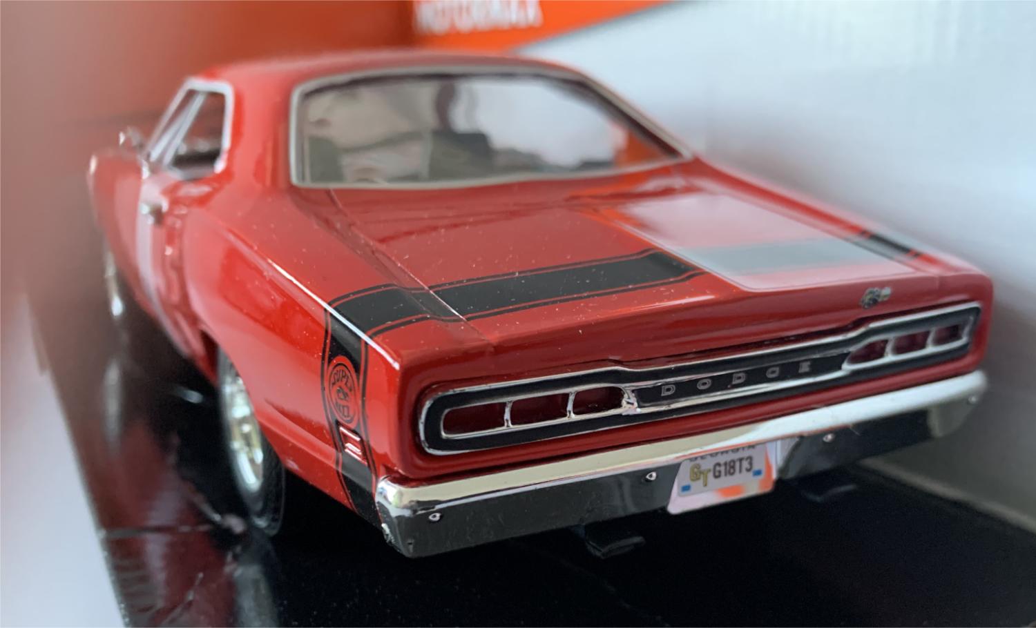 Dodge Coronet Super Bee 1969, red with black bonnet, 1:24 scale model from Motormax