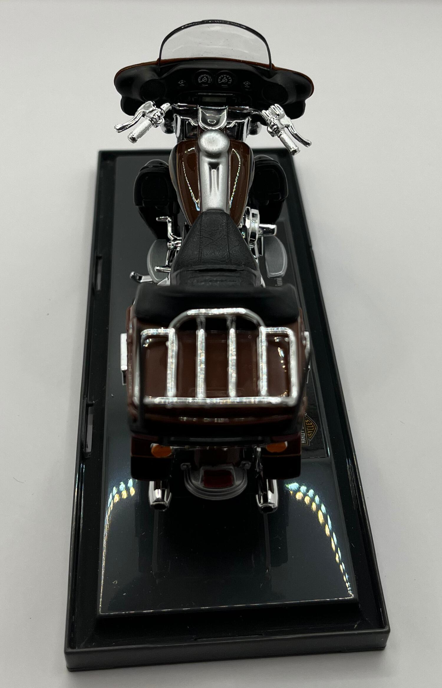 Harley Davidson FLHTK Electra Glide Ultra Limited 2013 in brown, 1:18 scale motorcycle model from Maisto