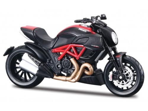 Ducati Diavel Carbon in red 1:18 scale model motorbike from Maisto
