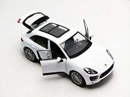 Porsche Macan Turbo 2014 in white 1:24 scale model from Welly