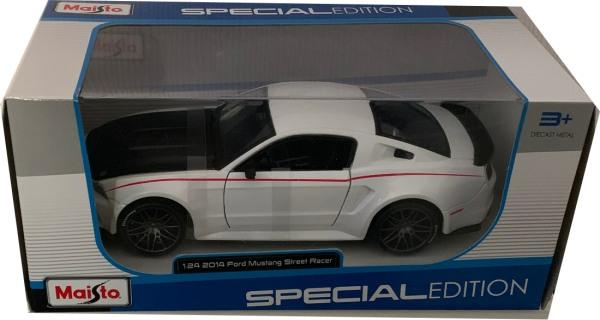 Ford Mustang Street Racer 2014 in white 1:24 scale model from Maisto