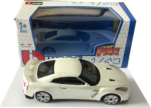 Nissan GT-R 2017 in white 1:43 scale model from Bburago, streetfire