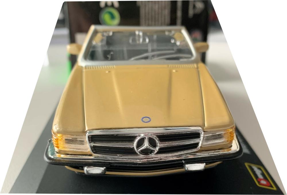 Mercedes Benz 450 SL Cabriolet in gold 1:32 scale model from Bburago