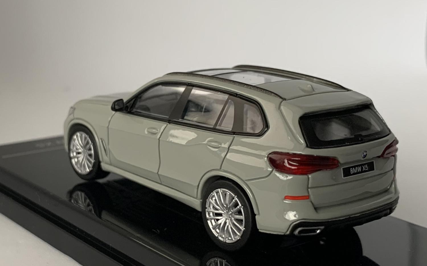 An excellent scale model of a BMW X5 decorated in nardo grey with panoramic roof