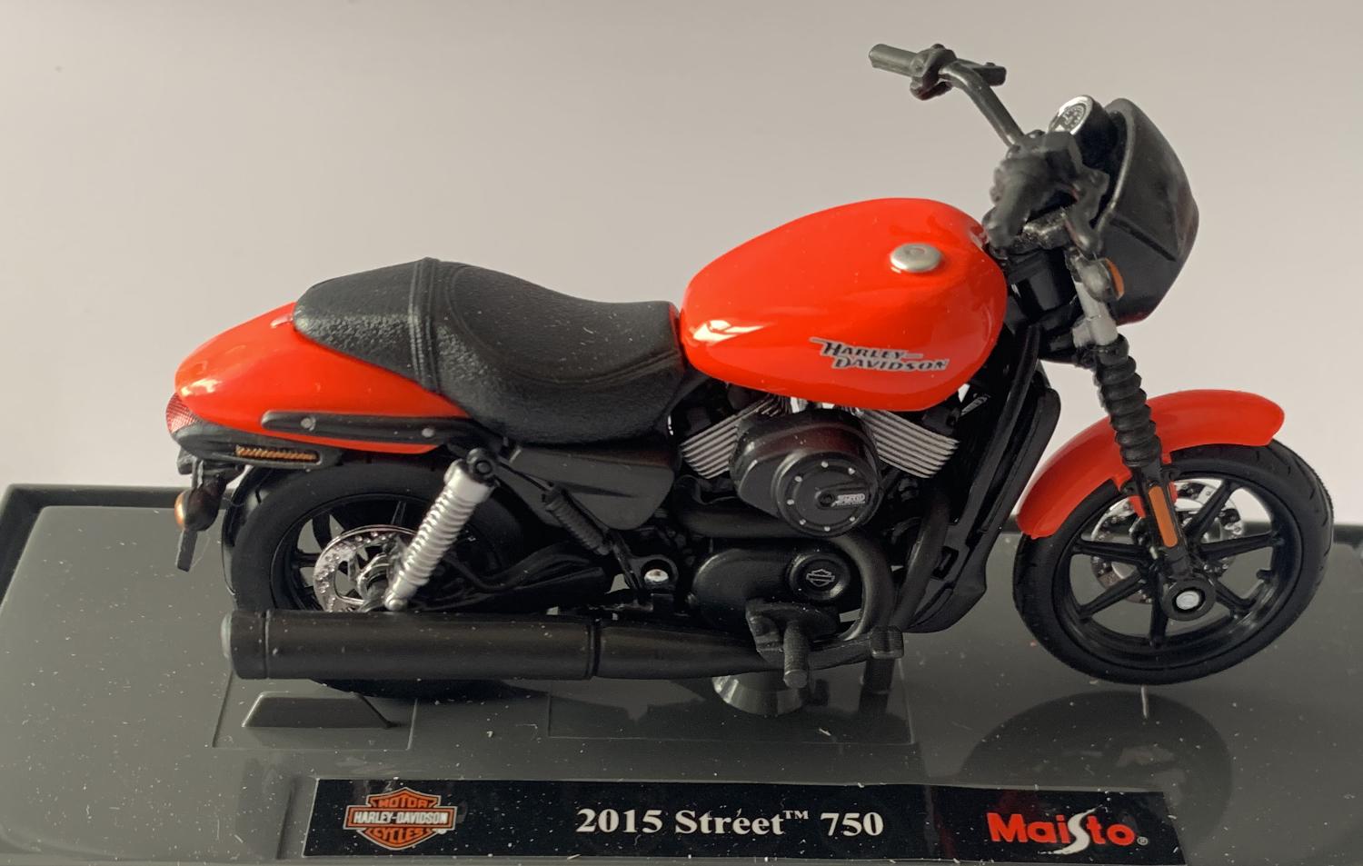 Harley Davidson 2015 Street 750 in bright red / black 1:18 scale model motorcycle   from Maisto
