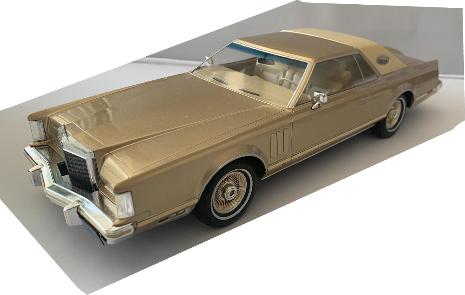 An excellent scale model of the Lincoln Continental mk 5 with high level of detail throughout, all authentically recreated.  Model is presented on a removable plinth in a window display box. The car is approx. 32 cm long and the presentation box is 40.5 cm long