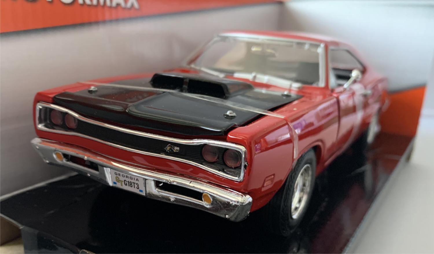 Dodge Coronet Super Bee 1969, red with black bonnet, 1:24 scale model from Motormax