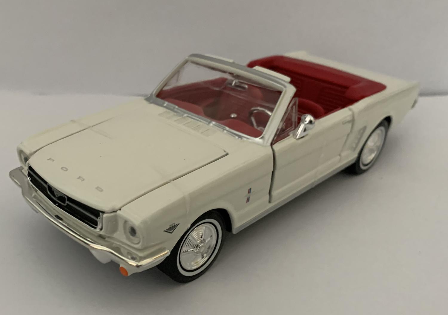 007’s Ford Mustang ½ 1964 in white from Goldfinger 1:24 scale model from Motormax, James Bond 60 Years of Bond