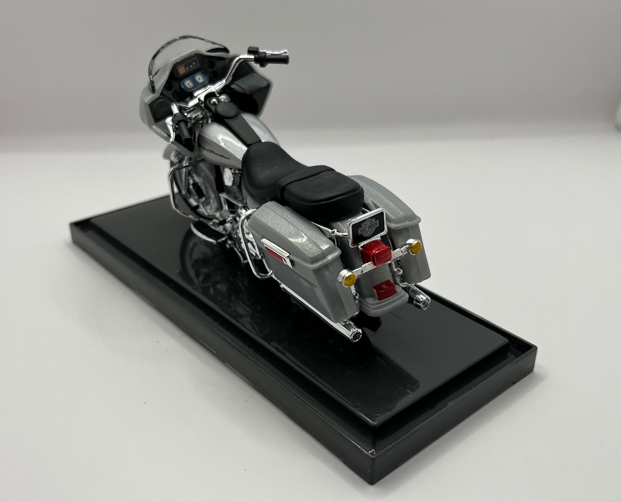 Harley Davidson FLTR Road Glide 2002 in silver, 1:18 scale motorcycle model from Maisto, 21911