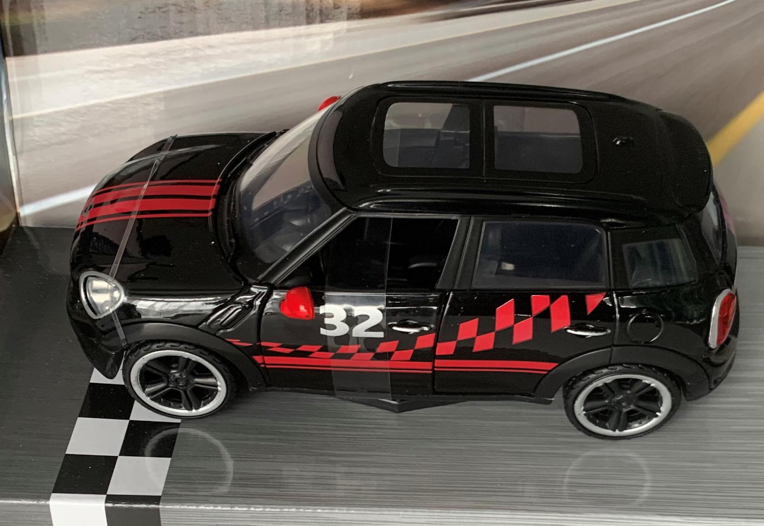 Mini Cooper S Countryman in black 1:24 scale model from Motormax  GT Racing