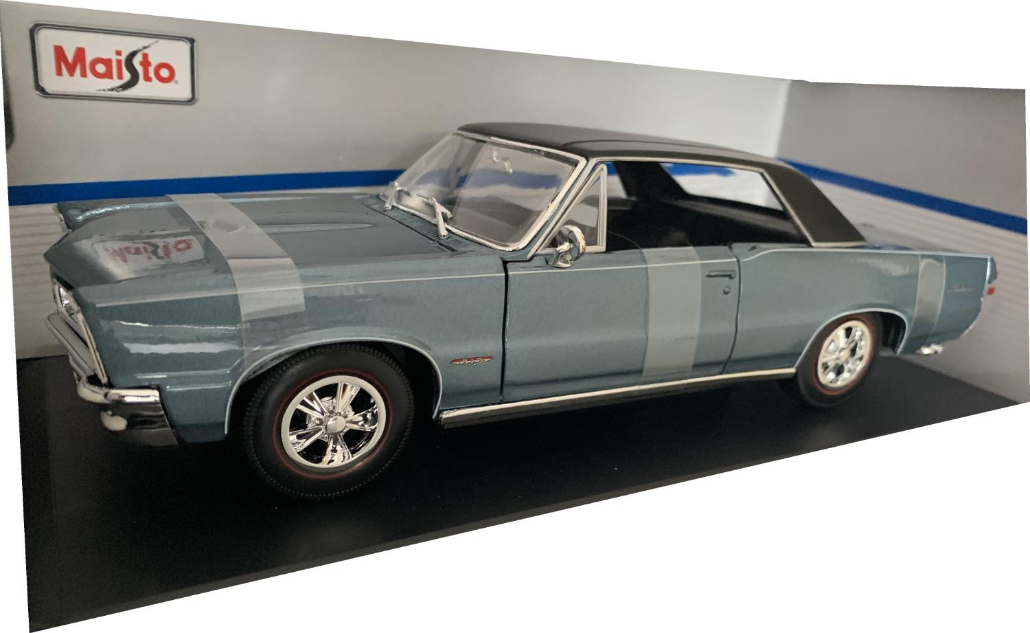 Pontiac GTO Hurst 1965 in blue 1:18 scale model from Maisto