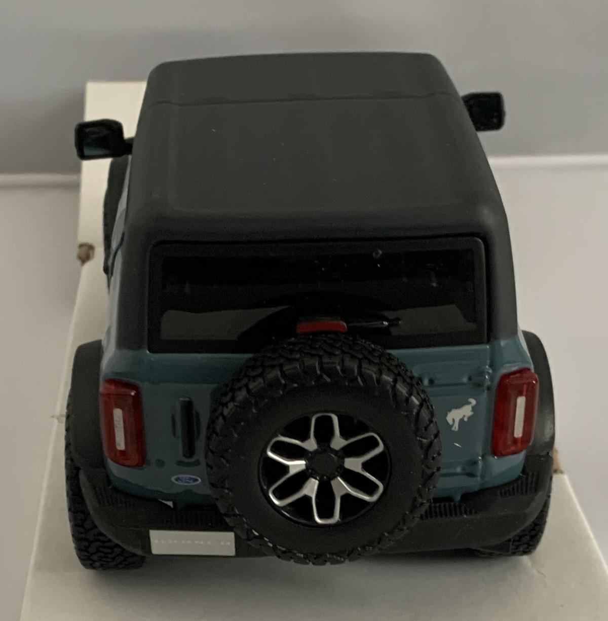 Ford Bronco Badlands 2021 in blue 1:24 scale model from Maisto
