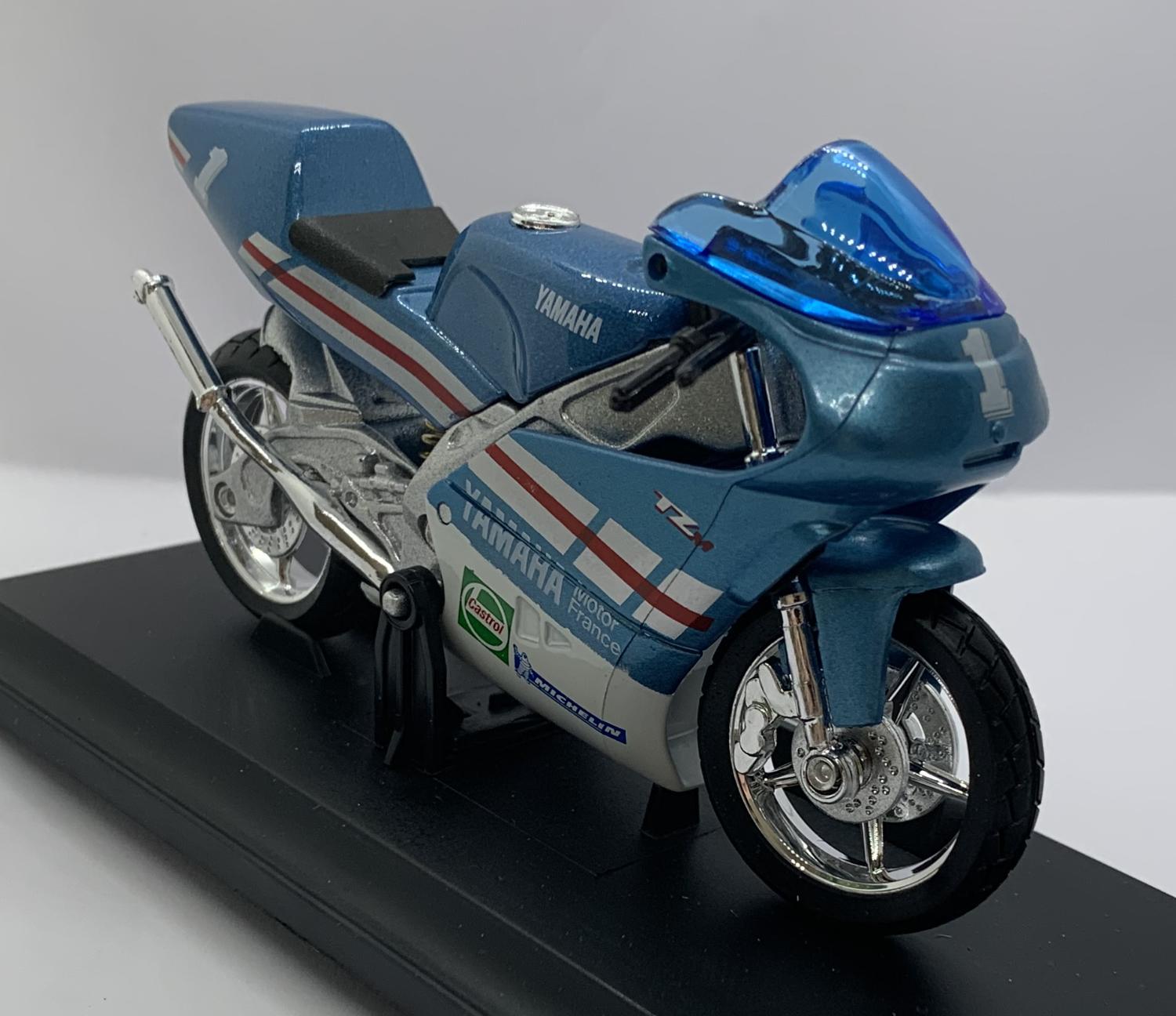 Yamaha TZ250M 1994 in blue and silver 1:18 scale motorbike model from welly