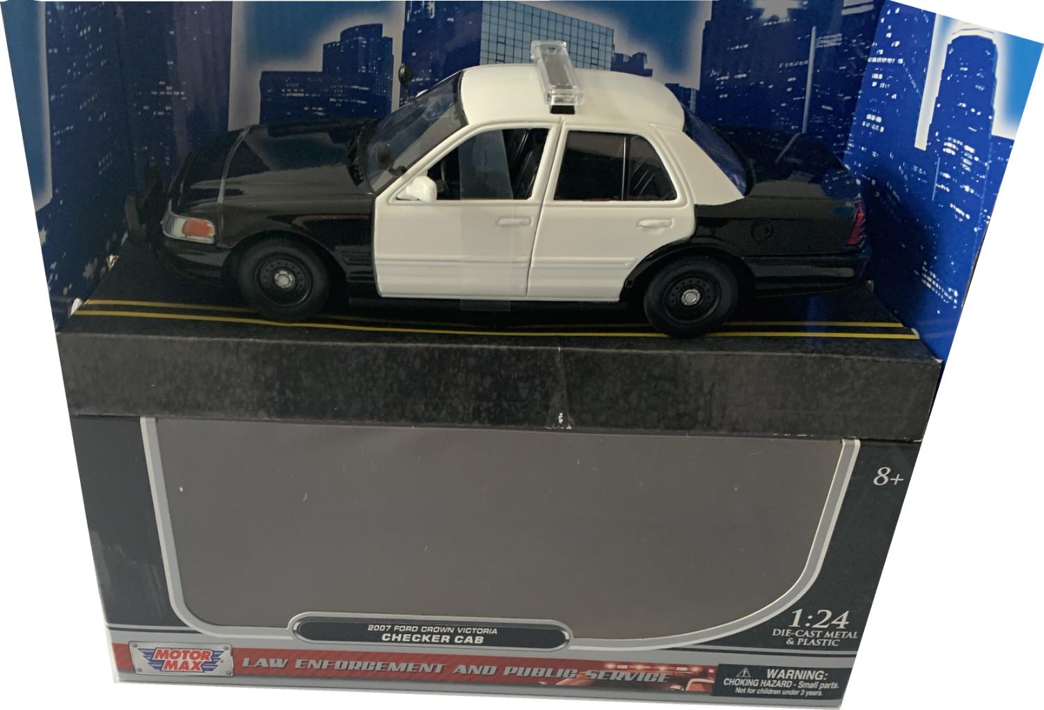 Police Interceptor.  A good production of the Ford Crown Victoria with detail throughout, all authentically recreated.  The model is presented in a window display box, the car is approx. 22.5 cm long and the presentation box is 26.5 cm long
