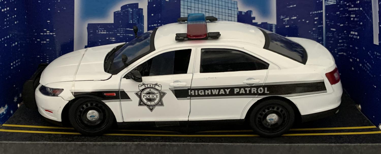 Ford Police Interceptor 2013 Highway Patrol  State Police Car in white 1:24 scale model from Motormax