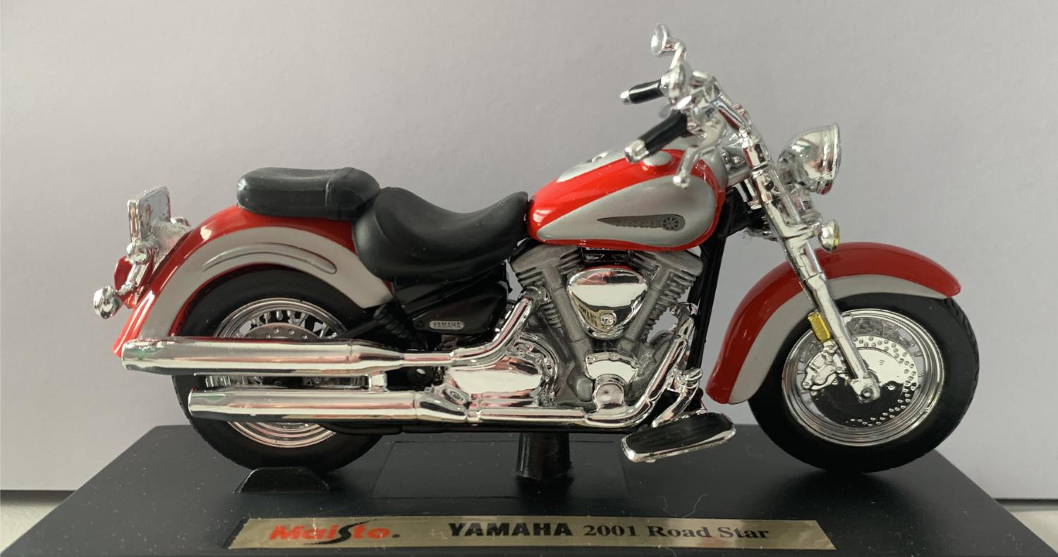 Yamaha Road Star 2001 in red 1:18 scale motorbike model from Maisto, 39352R