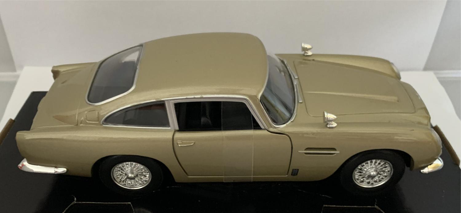Aston Martin DB5 in gold 1:24 scale diecast classic car model from Motormax, timeless legends