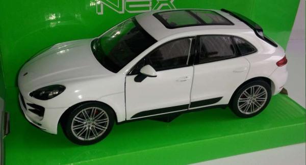 Porsche Macan Turbo 2014 in white 1:24 scale model from Welly