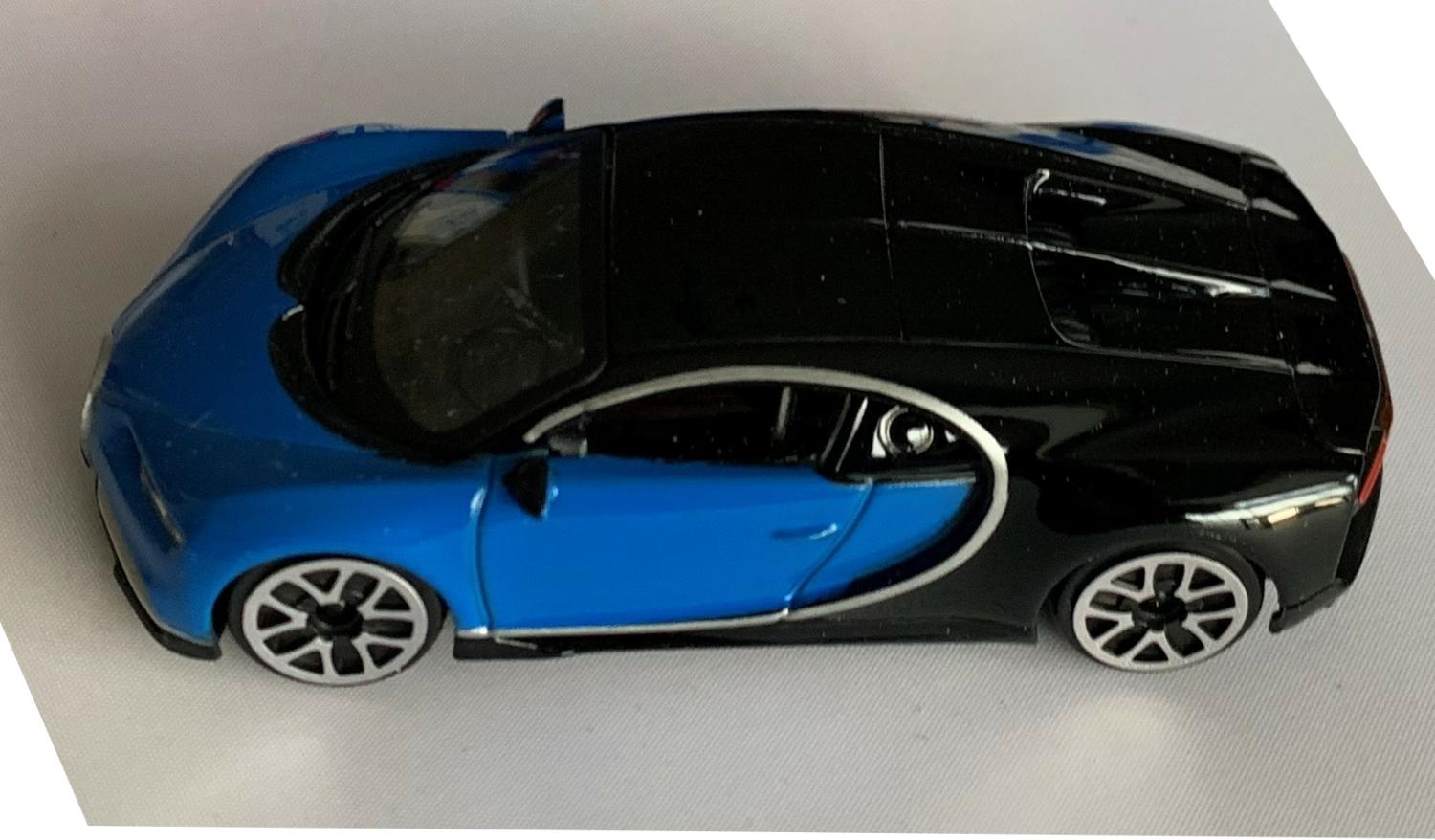 Bugatti Chiron in blue / black 1:43 scale model from bburago, streetfire
