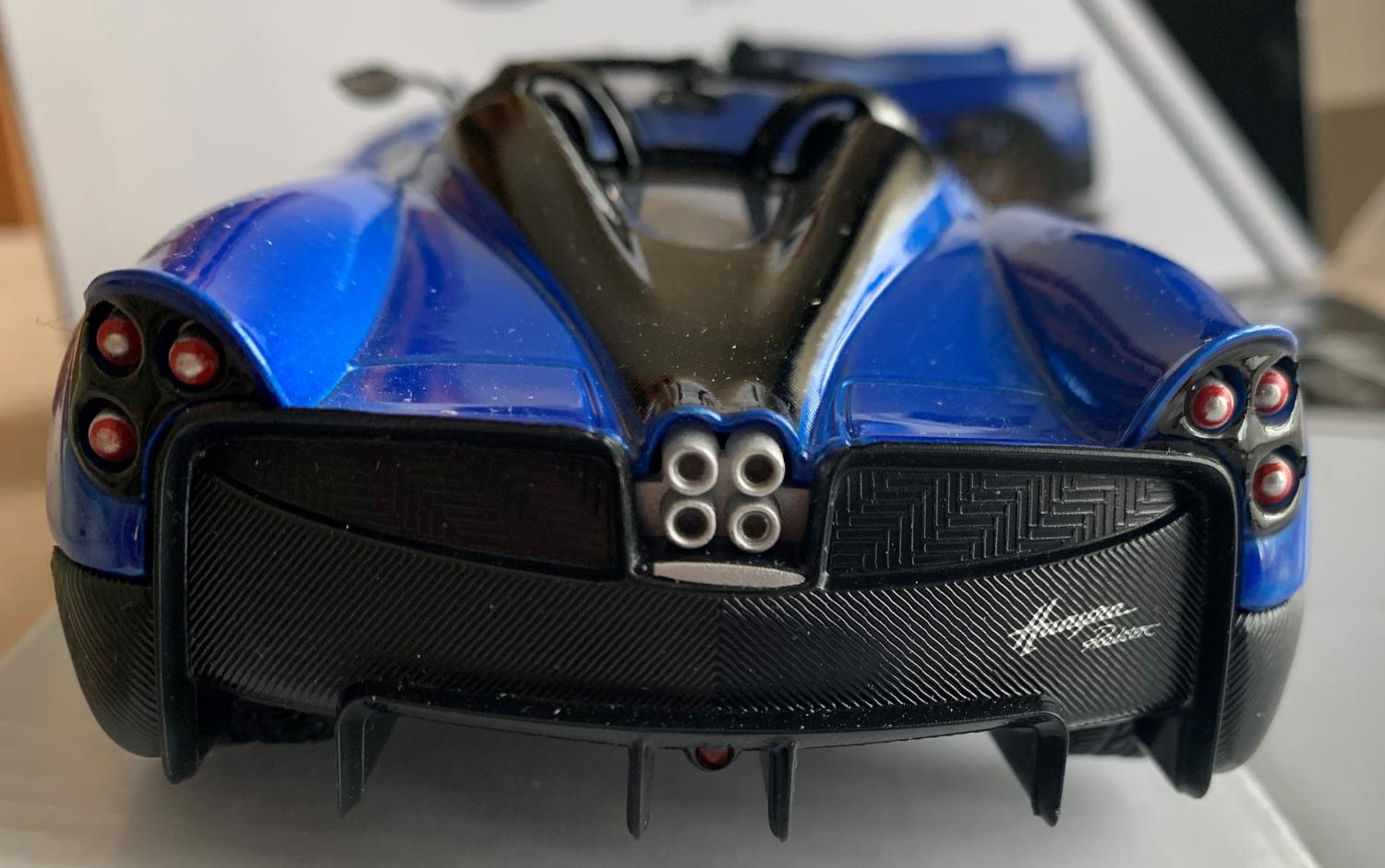 Pagani Huayra Roadster in blue 1:24 scale model from Motormax