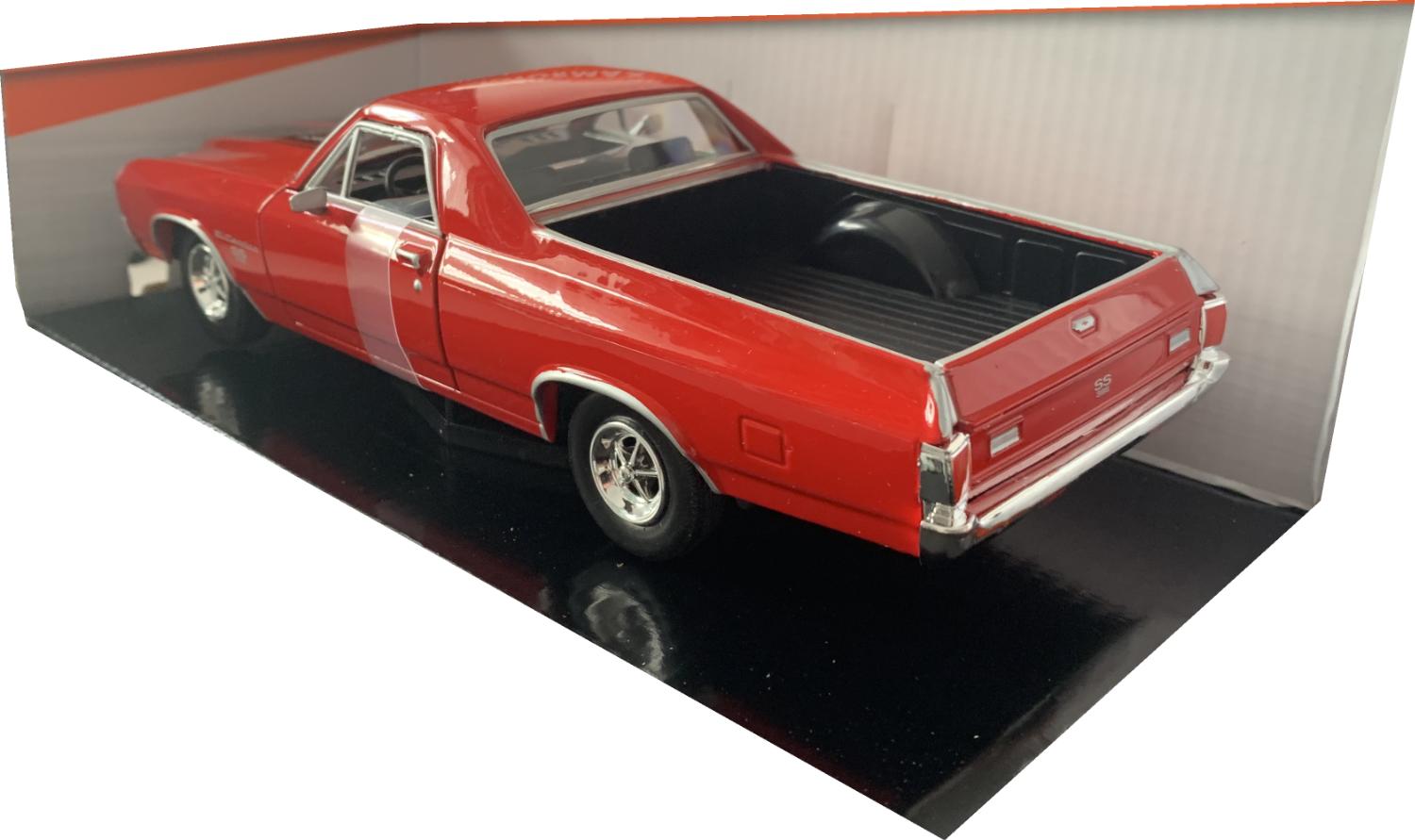 A good production of the Chevy El Camino SS 396 with detail throughout, all authentically recreated.  Model is presented in a window display box.  The car is approx. 22cm long and the presentation box is 24½ cm long
