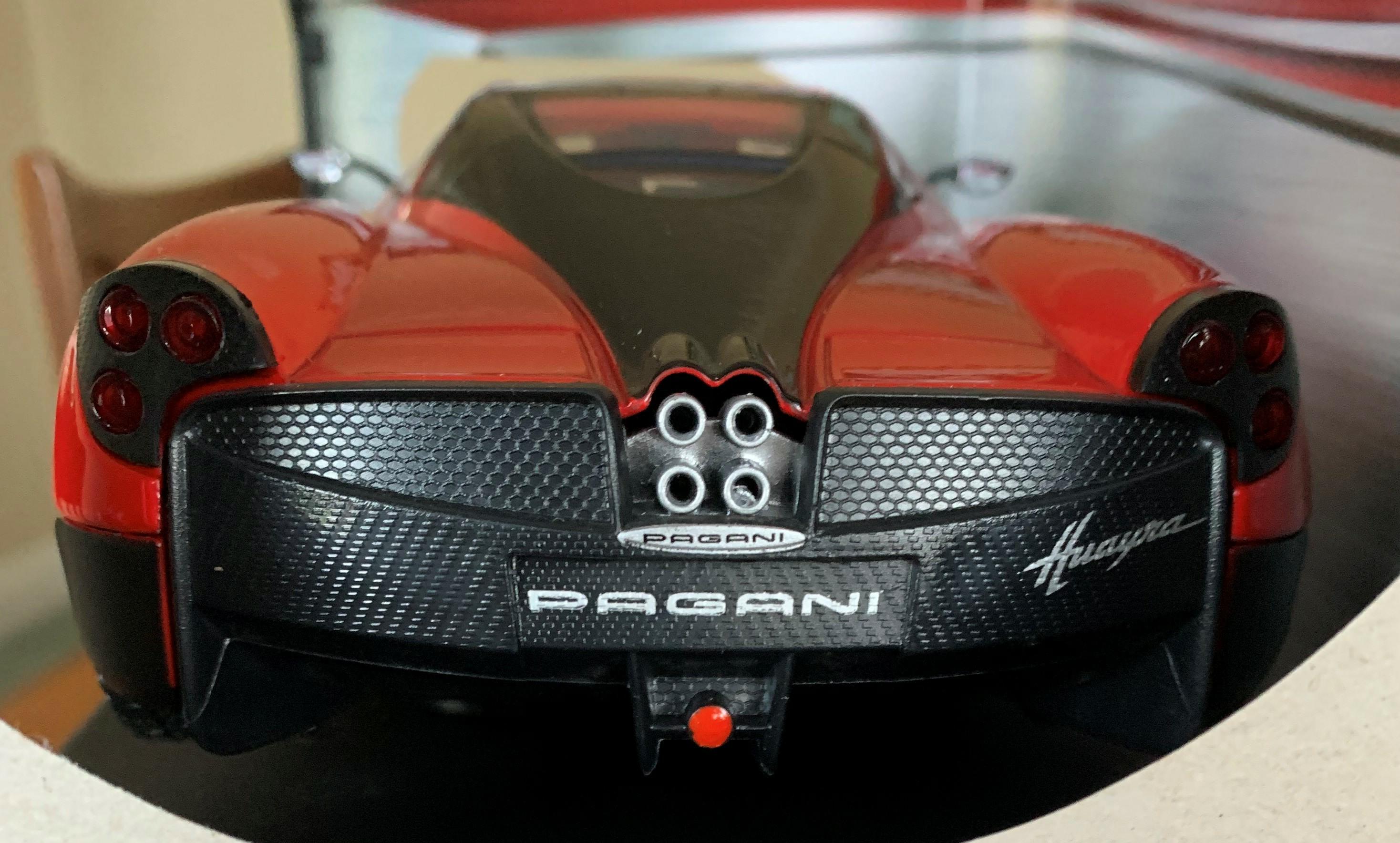 Pagani Huayra 2012 in red 1:24 scale model from Motormax
