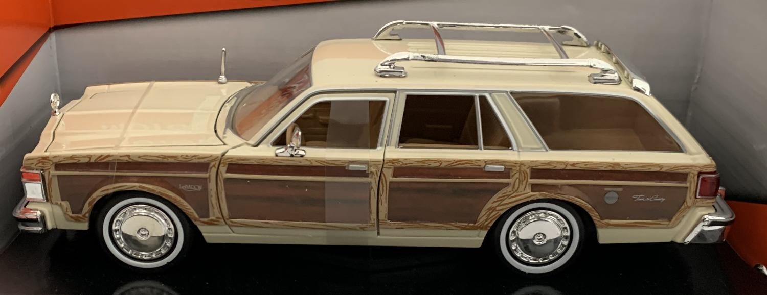 Chrysler LeBaron Town & Country 1979 in beige 1:24 scale model from motor max