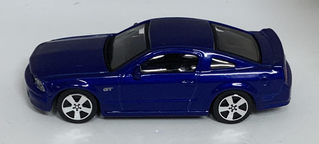 Ford Mustang GT 2006 in metallic blue 1:43 scale model from Bburago, streetfire