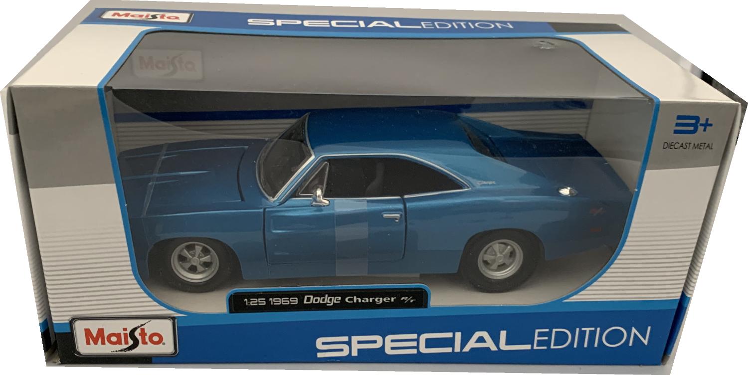 Dodge Charger R/T 1969 in bright blue 1:25 scale model from Maisto, 31256B
