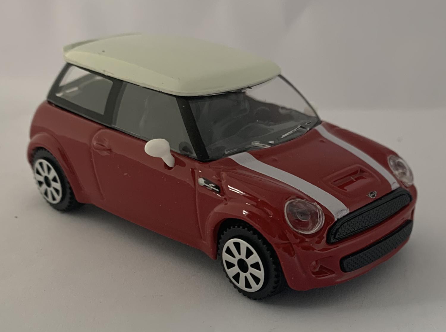 Mini Coopers S in red and white 1:43 scale model from Bburago, streetfire